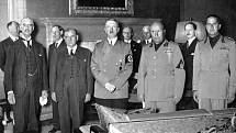 Podepsání Mnichovské dohody, která „dala“ Sudety Německu.. Zleva doprava Chamberlain, Daladier, Hitler, Mussolini a Ciano