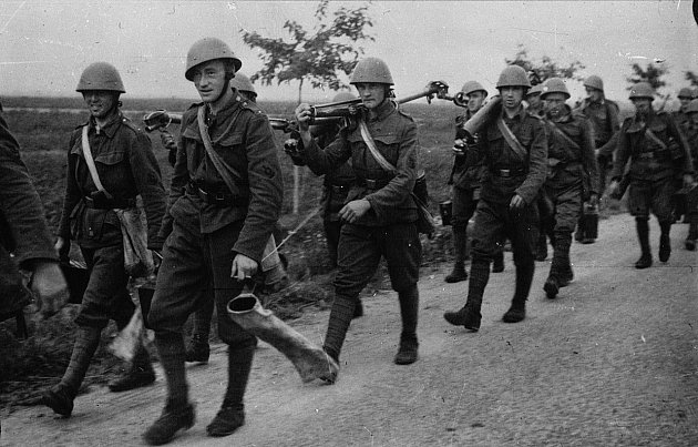 Československá armáda při cvičení ve 30. letech. Podobné jednotky pochodovaly k židenickým kasárnám potlačit puč