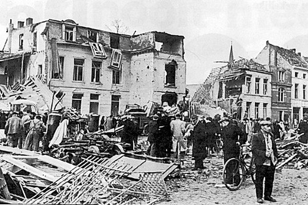 Odklízení trosek v ulicích města Mortsel v dubnu 1943