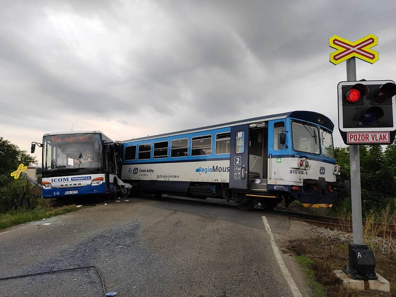 Na železničním přejezdu nedaleko obce Struhařov na Benešovsku se srazil vlak s autobusem