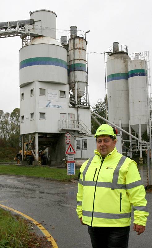 Otmar Smolan je nyní vedoucím výroby pro moravskoslezský region v betonárce Cemex v beskydské obci Baška.