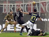 Antonio Candreva z Interu právě dává v milánském derby gól na 1:1.