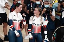 Pětinásobná olympijská vítězka Laura Kennyová (vpravo) se měla na britském šampionátu utkat s transgender soupeřkou.