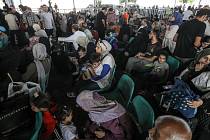 Palestinci čekající u hraničního přechodu Rafáh