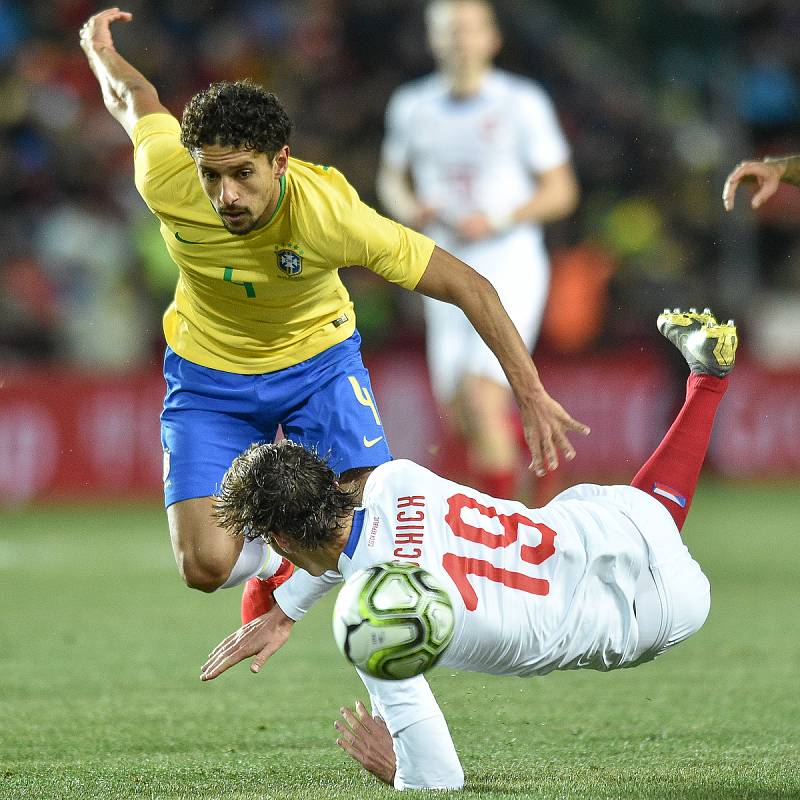 Přátelský fotbalový zápas, Česká republika (CZE) - (BR) Brazilská fotbalová reprezentace, 26. března 2019 v Praze. Na snímku (zleva) Marquinhos a Patrik Schick.