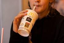Papírové "ekologické" slámky se řetězci McDonald's neosvědčily - zákazníci si na ně stěžují, a navíc nejsou recyklovatelné