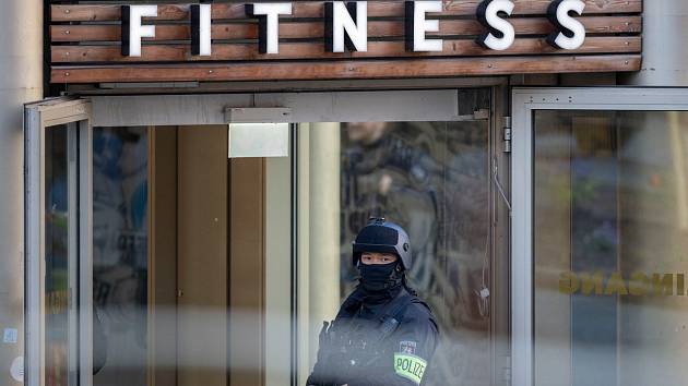 Ve fitness centru v západoněmeckém Duisburgu zranil útočník několik lidí