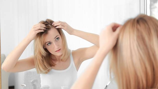 Ztráta vlasů se nevyhýbá ani ženám, s jejich úbytkem se potýká třetina z nich, a to především v období přechodu.