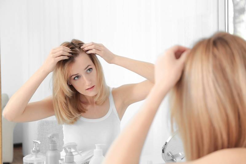 Ztráta vlasů se nevyhýbá ani ženám, s jejich úbytkem se potýká třetina z nich, a to především v období přechodu.