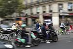 Cyklisté a motocyklisté v ulicích Paříže - Ilustrační foto