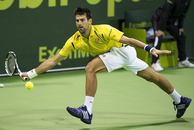 Novak Djokovič proti Tomáši Berdychovi na turnaji v Dauhá.