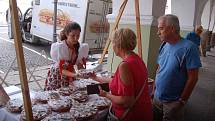 Prodej chodských koláčů na náměstí v Domažlicích