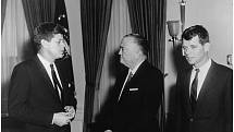 Americký prezident John F. Kennedy, zvaný též JFK, J. Edgar Hoover a Robert F. Kennedy při schůzce v roce 1961