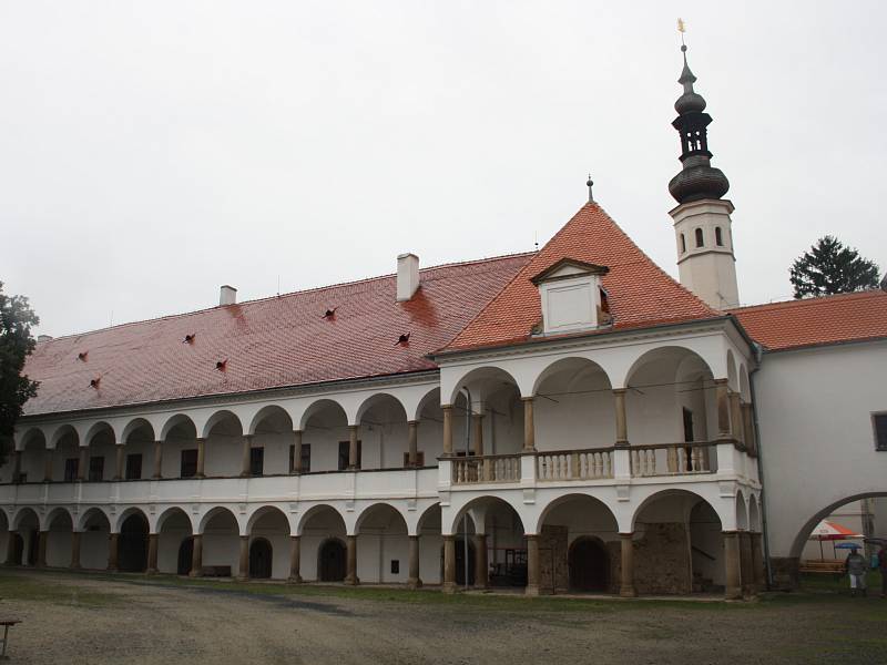 Arkády oslavanského zámku mají přes sto sloupů. 