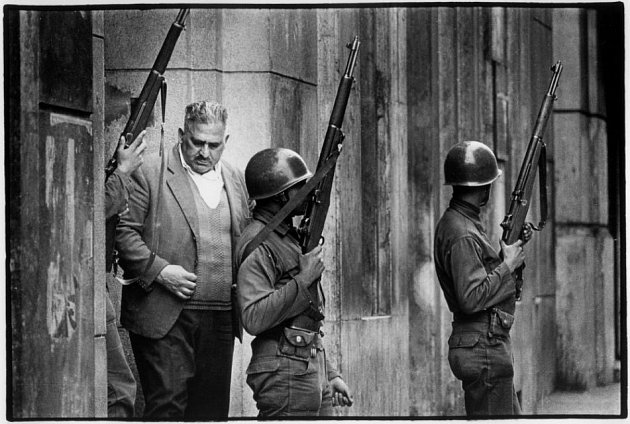 Chilští vojáci s puškami M1 Garand během převratu v září roku 1973
