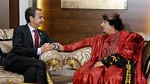 Muammar Kaddáfí v roce 2010 při jednání se španělským premiérem José Luisem Rodríguezem Zapaterem