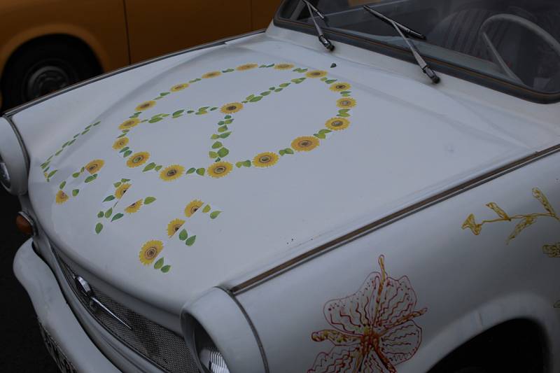 Více Trabantu sluší tento květinový design