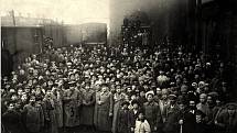 Grigorij Jevsejevič Zinovjev (v první řadě označený trojkou) na setkání s železničními dělníky v roce 1919