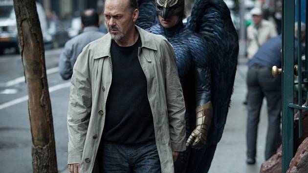 V kinech září Birdman s výtečným Michaelem Keatonem, satira o tvůrčím snažení v dnešním světě, přesahující rámec divadelních kulis.