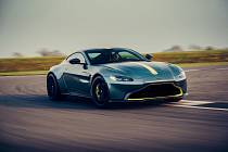 Aston Martin Vantage AMR má standardně manuální převodovku a karbonové brzdy