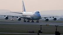 Air Force One. Speciál prezidenta USA po příletu do Prahy.