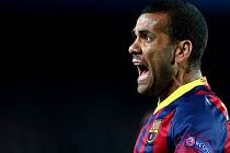 Daniel Alves, obránce fotbalové Barcelony, se díky rasistickým fanouškům stihl během zápasu s Villarrealem najíst.