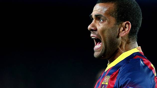 Daniel Alves, obránce fotbalové Barcelony, se díky rasistickým fanouškům stihl během zápasu s Villarrealem najíst.