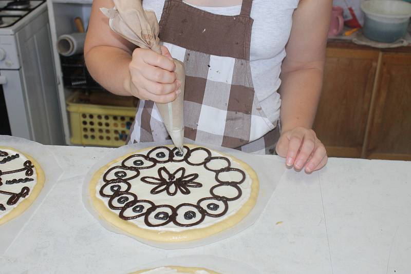 Přípravy chodských koláčů v bořické pekárně