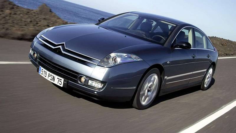 Citroën C6. Poslední z luxusních francouzských limuzín, vybavená úžasně komfortním hydropneumatickým podvozkem. Luxus hodný prezidenta Francie navíc nepřijde draho. Za nepříliš dlouhou dobu spadly ceny z milionu a čtvrt i na 150 tisíc.