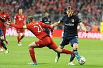 Philipp Lahm (FC Bayern Muenchen) v souboji s Filipe Luisem.