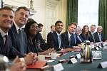 Britský premiér Rishi Sunak (uprostřed) se 26. října 2022 poprvé sešel se svým nově jmenovaným kabinetem