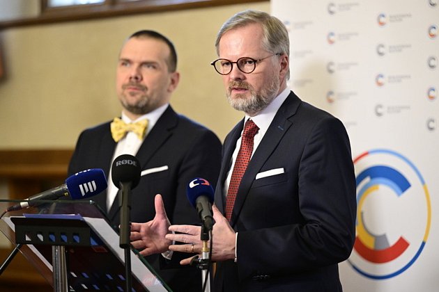 Zleva ministr kultury Martin Baxa a premiér Petr Fiala vystoupili na tiskové konferenci po premiérově bilanční návštěvě ministerstva kultury, 14. února 2023, Praha.