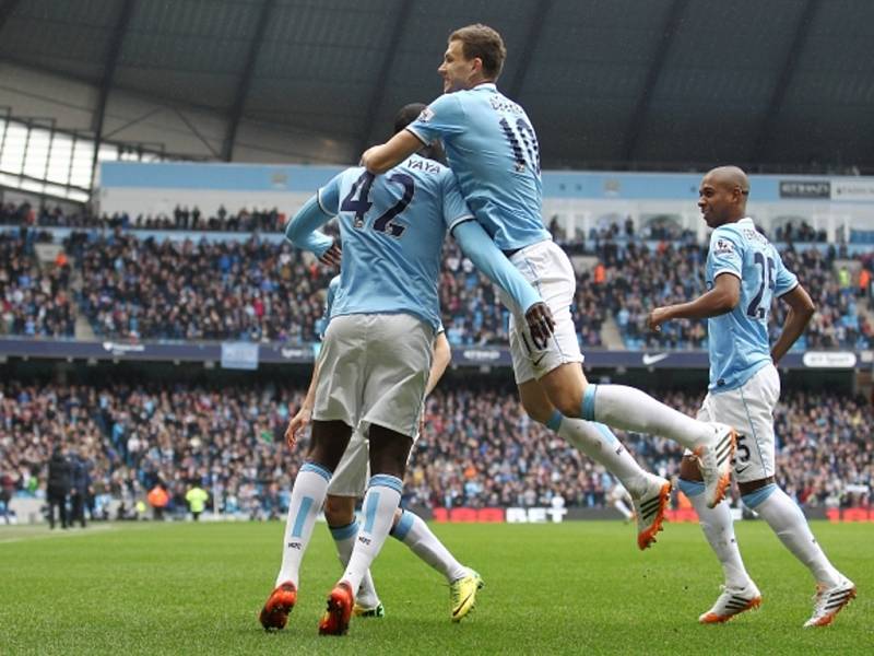 Fotbalisté Manchesteru City Yaya Touré (vlevo) a Edin Džeko (uprostřed) se radují z gólu proti Southamptonu.