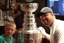 Phil Kessel se o radost ze Stanley Cupu se podělil s dětmi z nemocnice SickKids v Torontu.