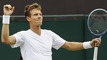 Tomáš Berdych se raduje z postupu do čtvrtfinále Wimbledonu.