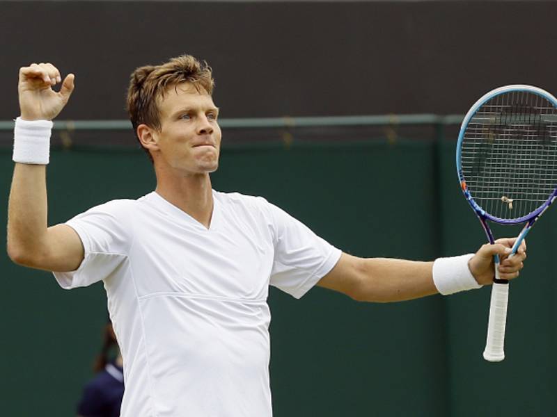 Tomáš Berdych se raduje z postupu do čtvrtfinále Wimbledonu.