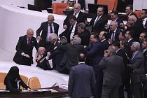 Rvačka poslanců v tureckém parlamentu během jednání o rozpočtu, 6. prosince 2022