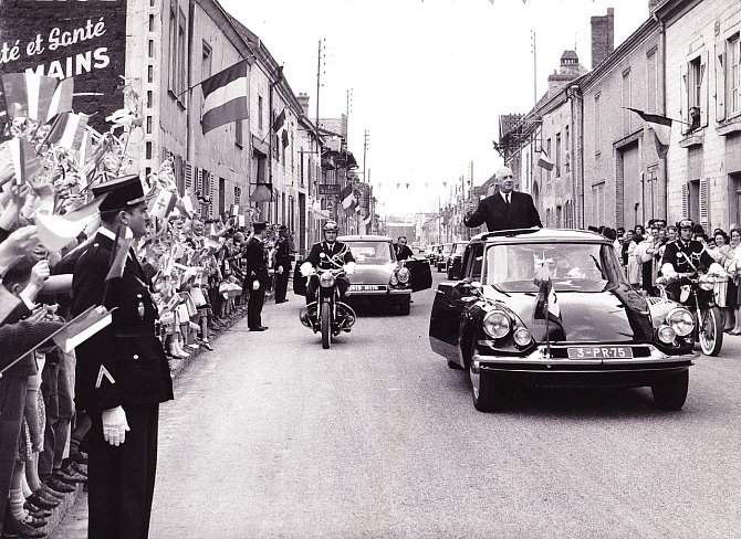 Prezident de Gaulle i přes varování a pokusy o atentát jezdíval často v otevřeném voze