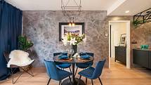 Jako dominantní barvu, která se prolíná celým interiérem, zvolila designérka odstín tmavě modré, použitý je na židlích, sedačce nebo závěsech