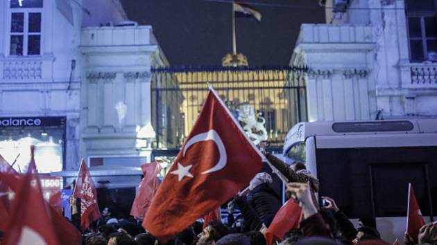 Turci protestovali v Istanbulu před nizozemskou ambasádou. 