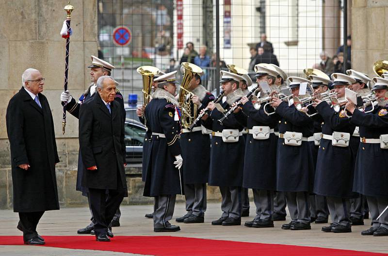 Prezident Václav Klaus uvítal na Pražském hradě izraelského prezidenta Šimona Perese