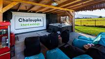 Chaloupka „V poli“ ve Frýdlantu nad Ostravicí nabízí ubytování v nádherné přírodě a vlastní kino s vířivkou.