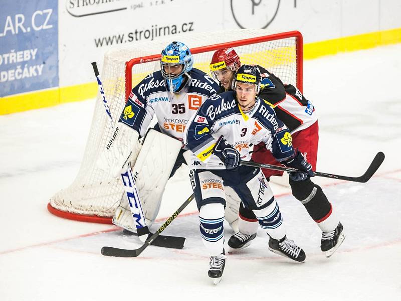 Brankář Vítkovic Filip Šindelář (vlevo) a Petr Šenkeřík (uprostřed) se snaží ubránit hráče Hradce Králové.