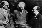 Zakladatelé Židovského antifašistického výboru v roce 1943 s Albertem Einsteinem. Zleva Icik Feffer, Albert Einstein a Solomon Michoels. Michoels se stal obětí zřejmě zinscenované autonehody, zakrývající jeho vraždu na Stalinův příkaz, Feffer byl popraven