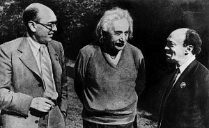 Zakladatelé Židovského antifašistického výboru v roce 1943 s Albertem Einsteinem. Zleva Icik Feffer, Albert Einstein a Solomon Michoels. Michoels se stal obětí zřejmě zinscenované autonehody, zakrývající jeho vraždu na Stalinův příkaz, Feffer byl popraven