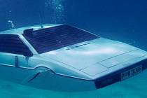 Bondův Lotus, který fungoval i jako ponorka, jde do dražby.