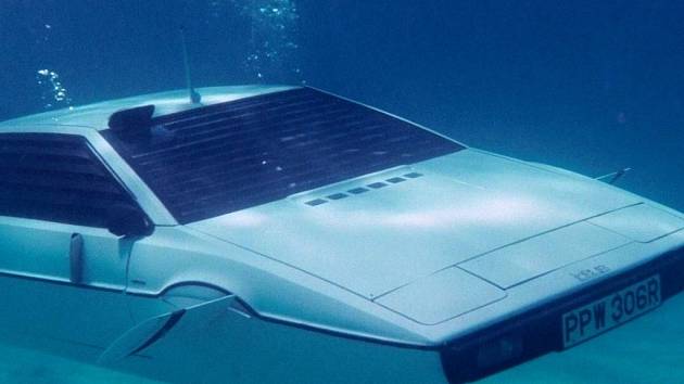 Bondův Lotus, který fungoval i jako ponorka, jde do dražby.