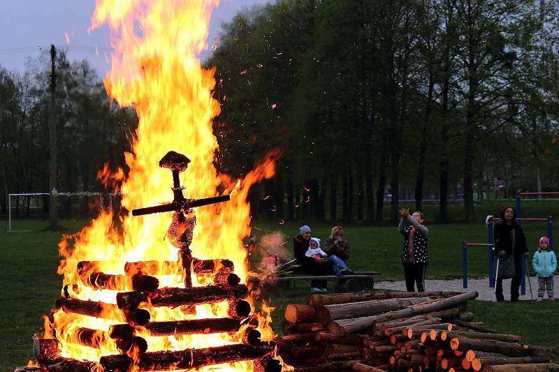 Rej čarodějnic zažili v Jeseníku nad Odrou. Nakonec hlavní čarodějnici spálili.