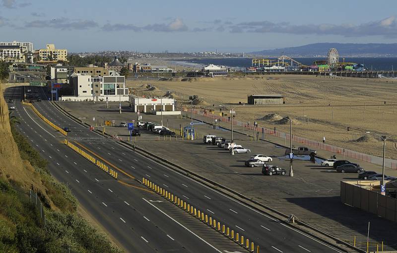 Malé město Santa Monica na okraji amerického Los Angeles proslavila především zdejší pláž a molo s ruským kolem či horskou dráhou. Kvůli koronaviru zeje prázdnotou.