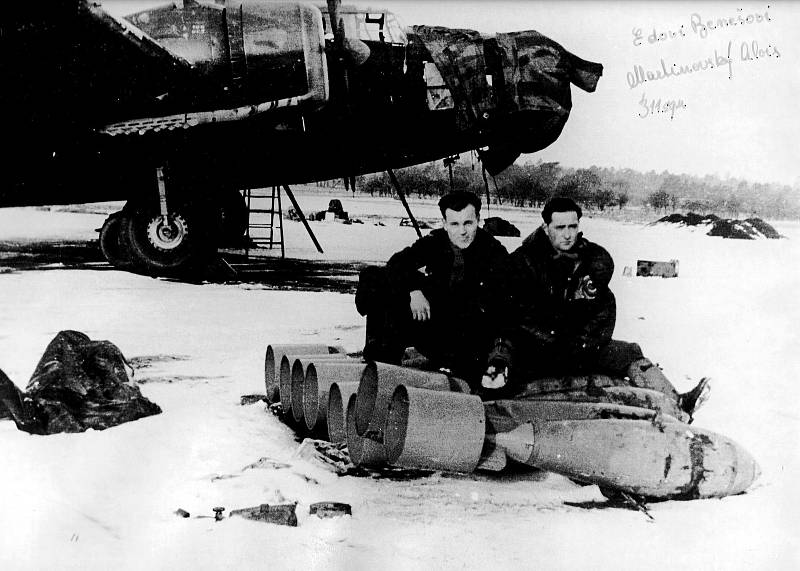 Mechanik Alois Martinovský a palubní střelec Miroslav Čtvrtlík od 311. československé bombardovací perutě RAF